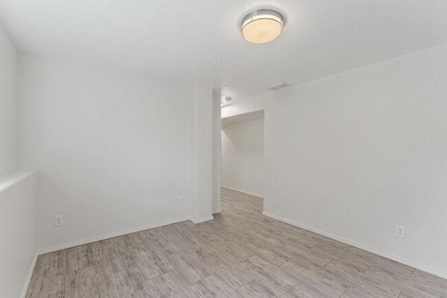 Building Photo - 2721 E Longfellow Ave
