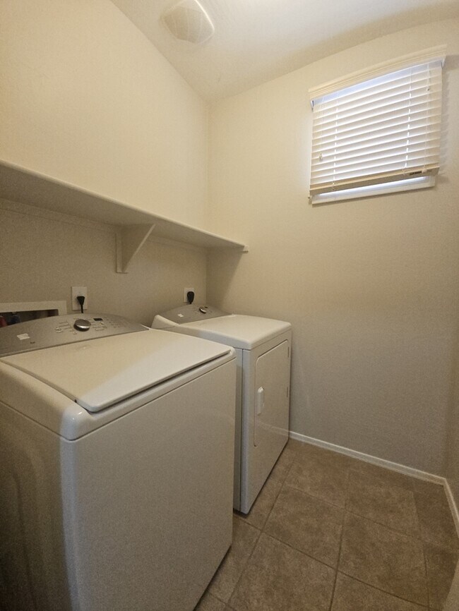 Building Photo - MOVE-IN READY HOME IN COOLEY STATION!