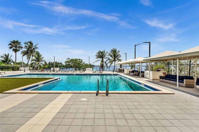 Building Photo - 600 NE 36th St