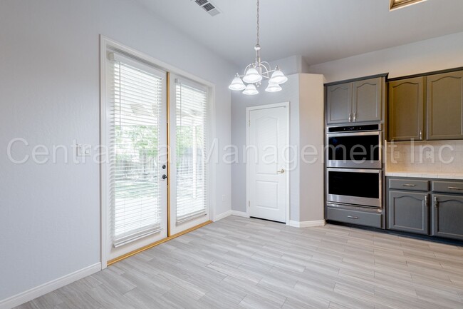 Building Photo - 3 Bedroom/2 Bath Home in Desired Southwest...