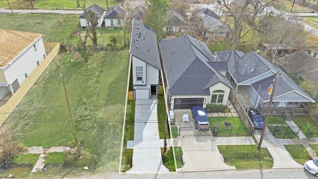 Building Photo - 3320 Francis St