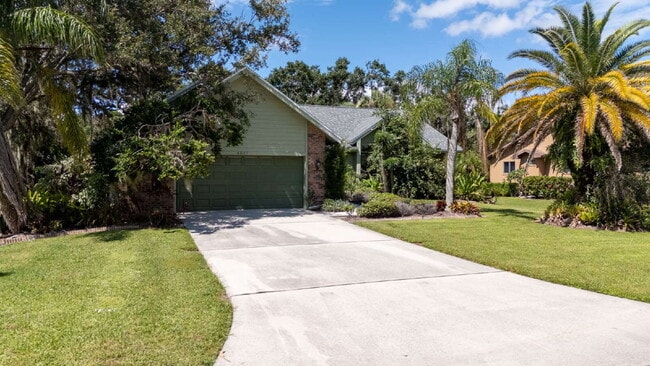 Building Photo - Enjoy Florida living in this spacious 3BR/...