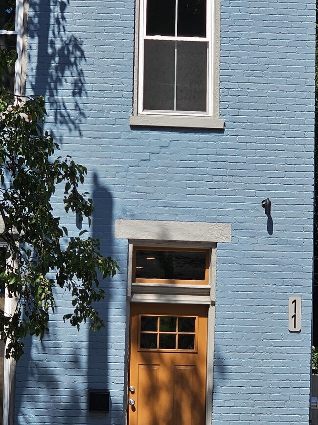 Building Photo - 11 W 10th St