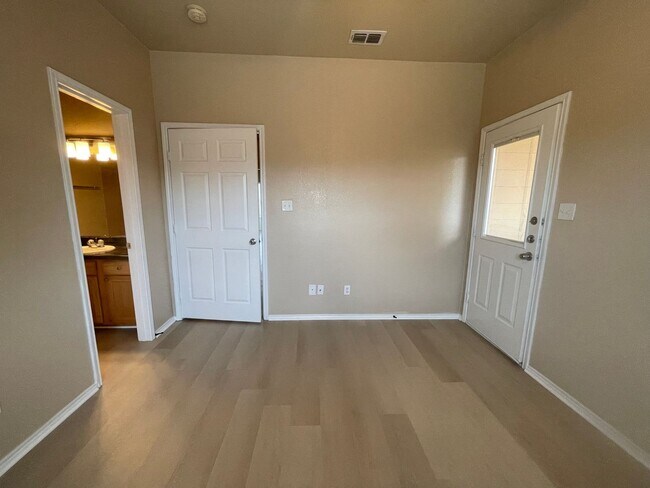 Building Photo - 105-107 Sunburst Court