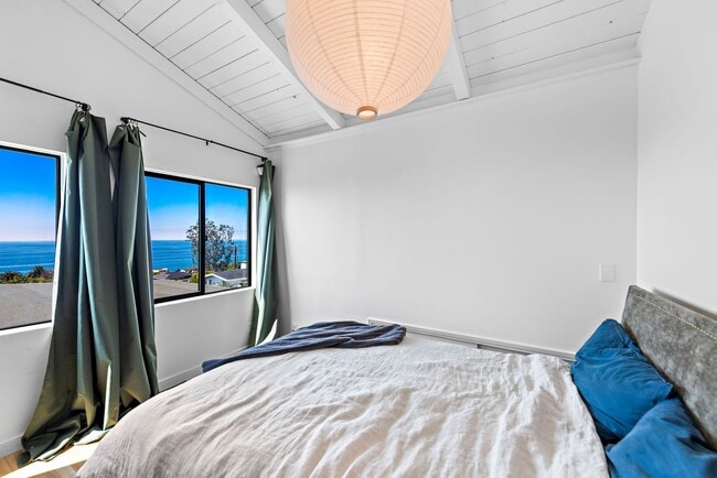 Building Photo - Must See Roof Top Deck!