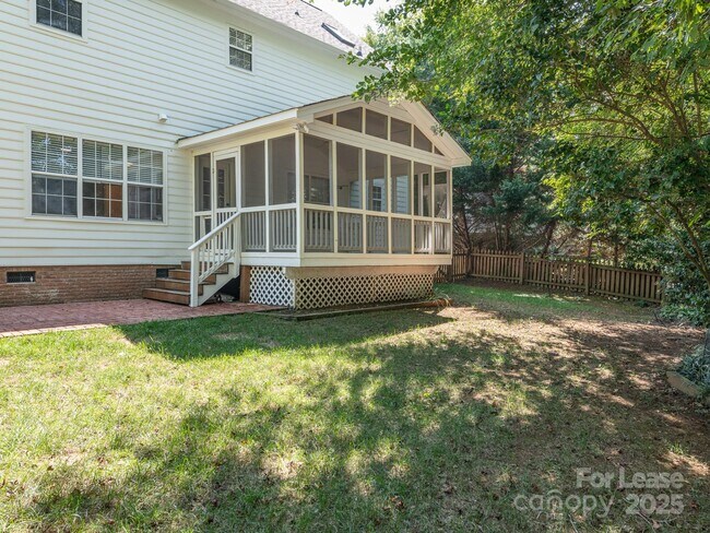 Building Photo - 6211 Rosebriar Ln