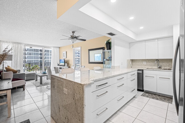 Building Photo - 525 N Ocean Blvd