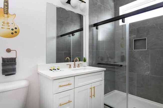 Building Photo - 738 Douglas Ave