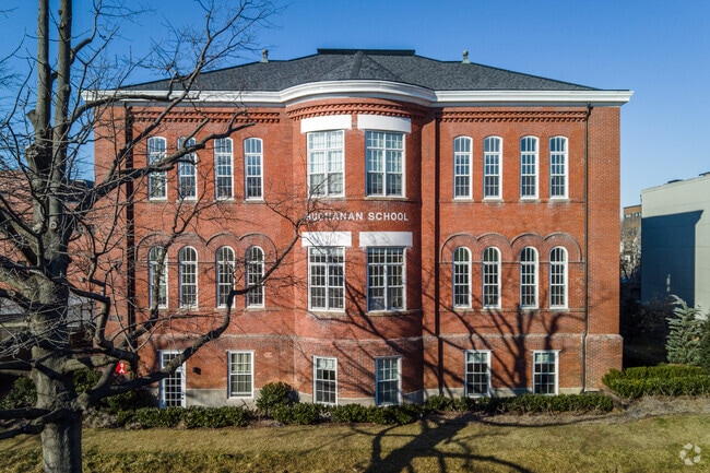 1324 E St SE - The Buchanan School