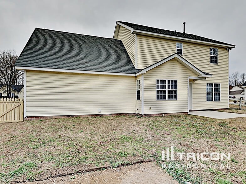 Building Photo - 3016 Queensdale Dr