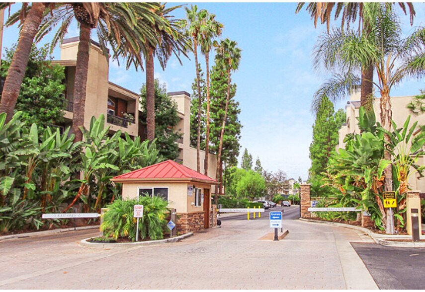 Building Photo - 5525 Canoga Ave