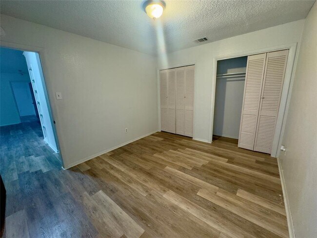 Building Photo - 112 S Mockingbird Ln