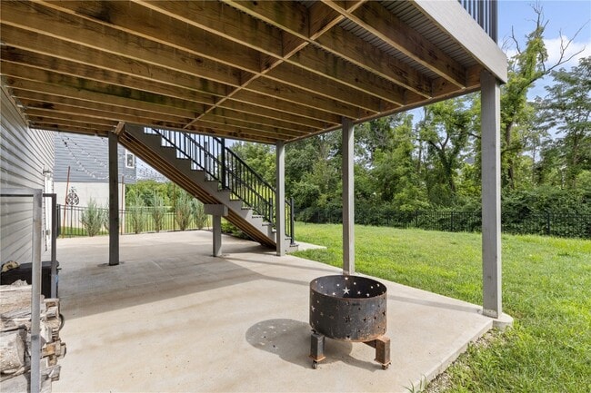 Building Photo - 945 Crestwood Ln