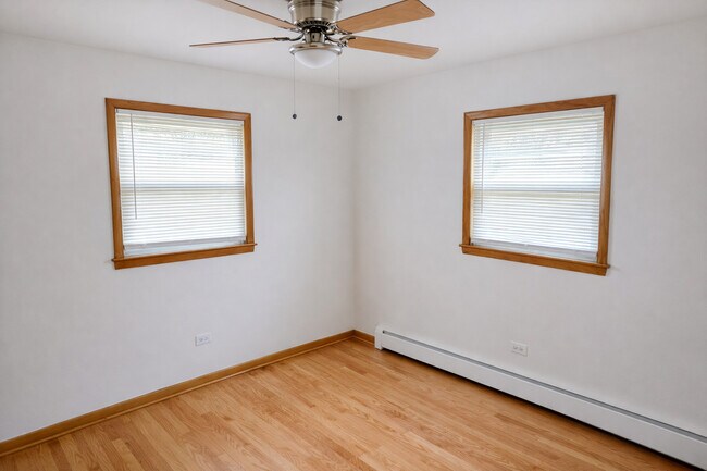 Building Photo - 5834 W Montrose Ave