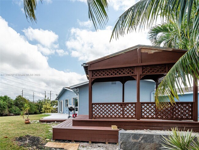 Building Photo - 4406 SW 37th Ave