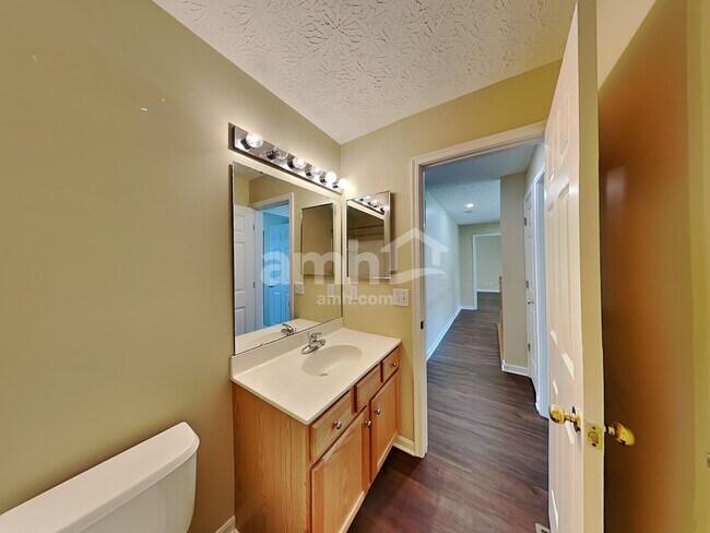 Building Photo - 4073 Sherbourne Dr