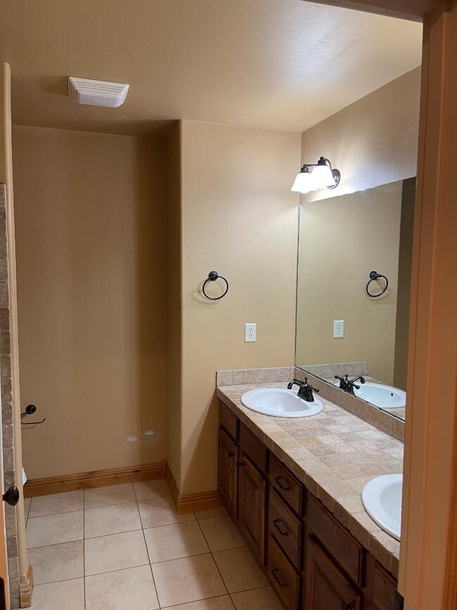 Building Photo - 905 Saxon Way