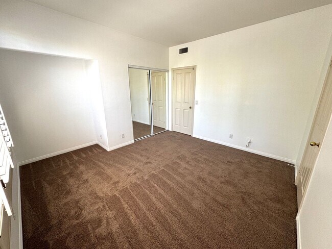 Building Photo - Beautiful 3Bd/2.5Ba Spacious Home in Tustin!