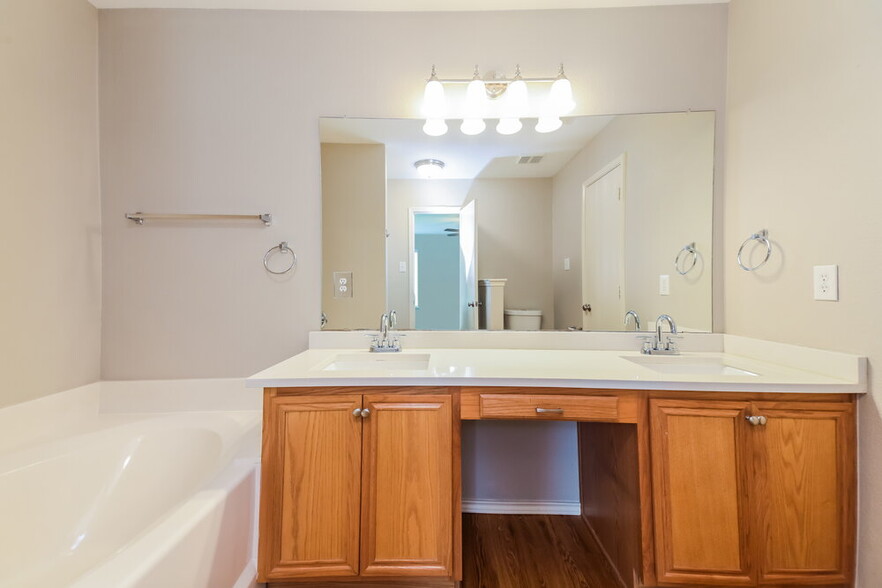 Building Photo - 420 Fireside Pl