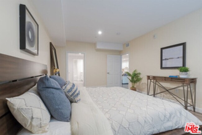 Building Photo - 850 S Gramercy Pl