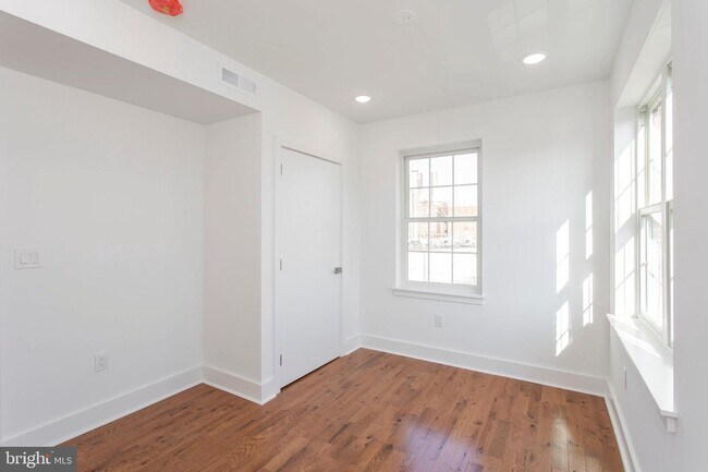 Building Photo - 1100 S 27th St