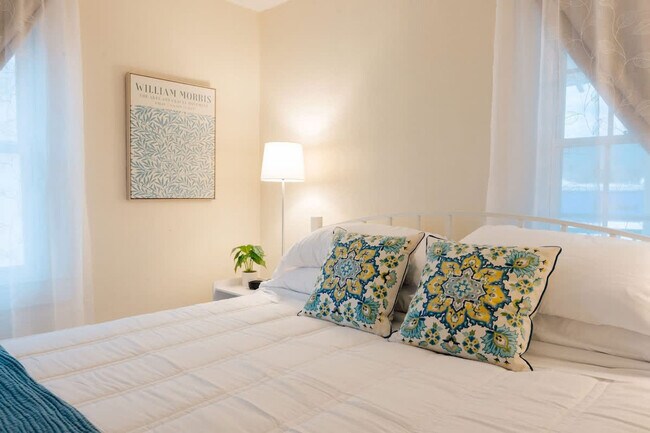 Building Photo - 217 Highland Ave