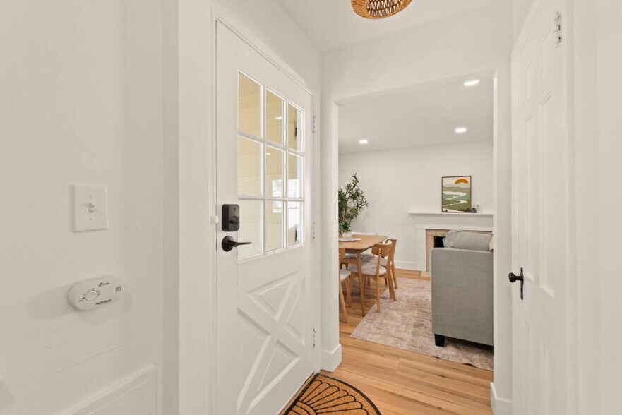 Building Photo - 611 E 260th St