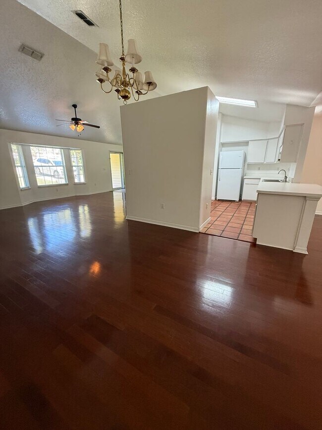 Building Photo - 1102 SE 10th St