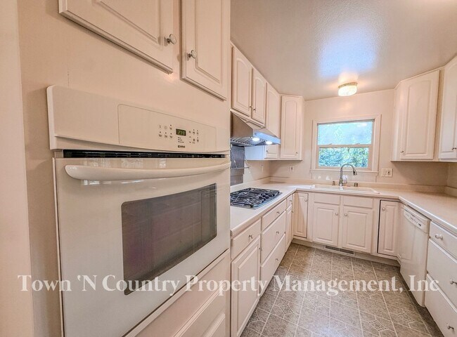 Building Photo - 26142 Carmel Knolls Dr