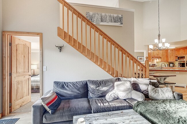 Building Photo - Updated 3bed/3bath! 1 car garage! Heat inc...