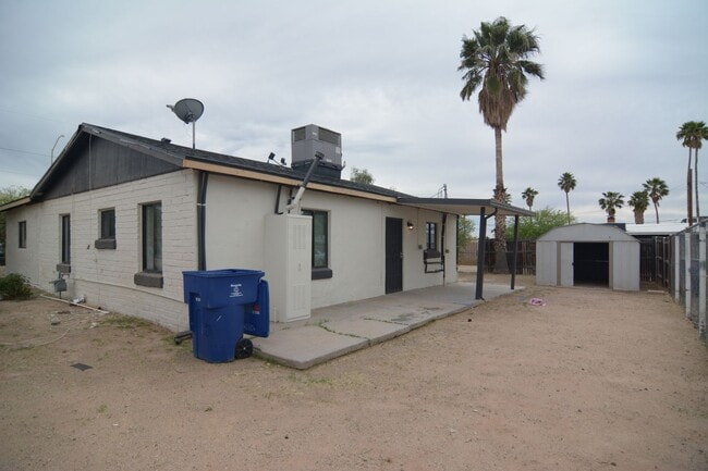 Building Photo - Remodeled 3 Bedroom 1 Bath Home! Central T...