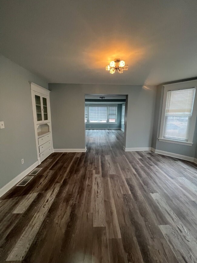 Building Photo - 218 S 14th Ave