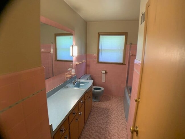 Building Photo - West Allis 3 bedroom 2 bath ranch