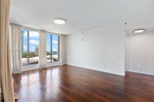 Building Photo - 5959 Collins Ave