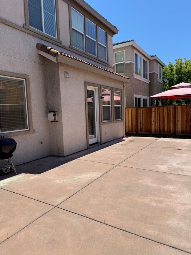Building Photo - Beautiful 3 Bed, 2.5 Bath Green Valley Sin...