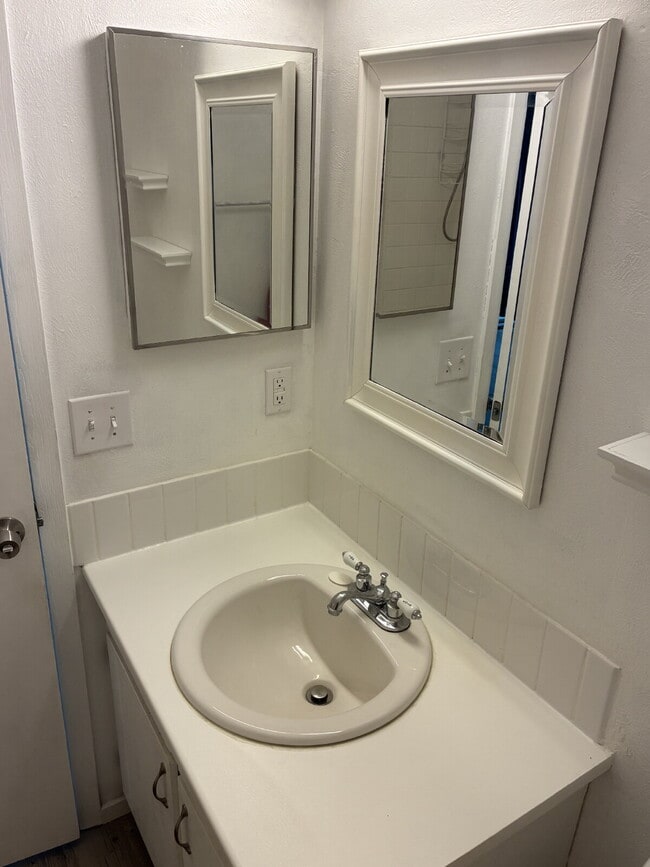 Building Photo - Beautiful Townhome - 4 Bedrooms 3 Bathroom with 2 Additional Bonus Rooms!
