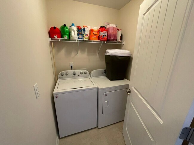 Building Photo - Like new 3 Bedroom townhouse with 2 car ga...