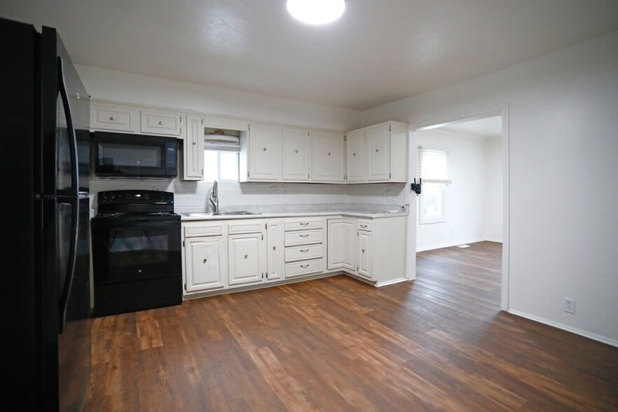 Building Photo - 3000 Rheinhardt Ave