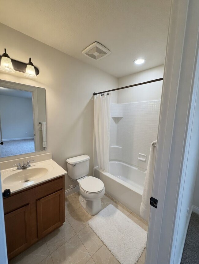 Building Photo - Beautiful 5bed 4bath Home, Nestled in a Prime Plymouth Neighborhood