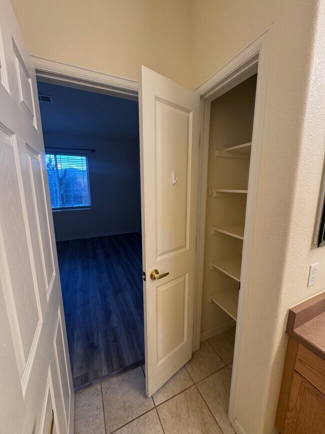 Building Photo - SW Littleton Top Floor Condo with Mountain Views!