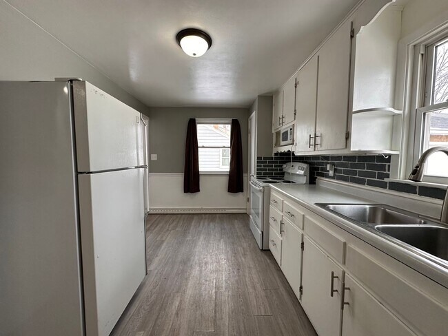 Building Photo - Recently Renovated 3 Bedroom 1 Bath Single Family Home!