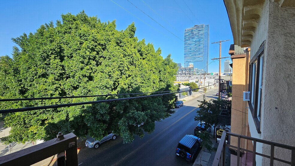 Building Photo - 1330 W 11th St