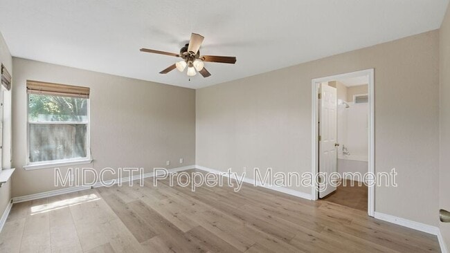 Building Photo - 2432 Medina Dr