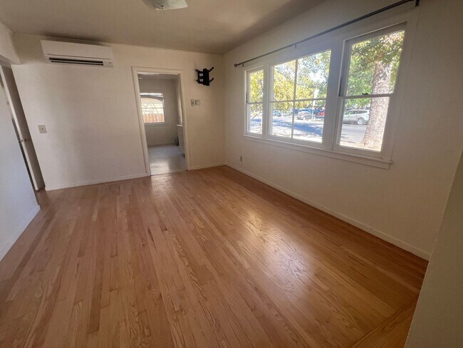 Building Photo - 533-535gst