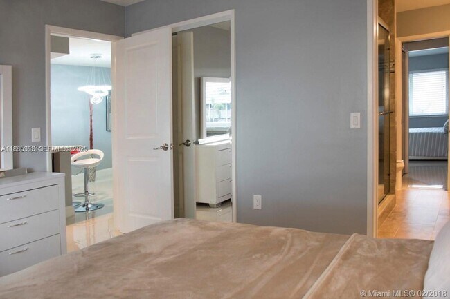 Building Photo - 801 Pine Dr