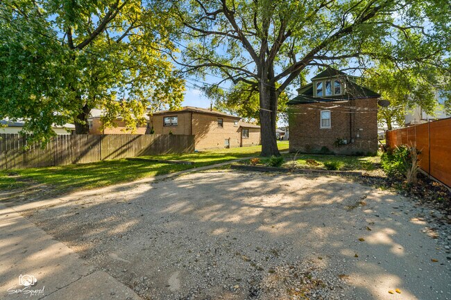 Building Photo - 7236 W 63rd Pl