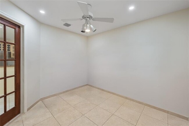 Building Photo - 4935 SW 32nd Ave