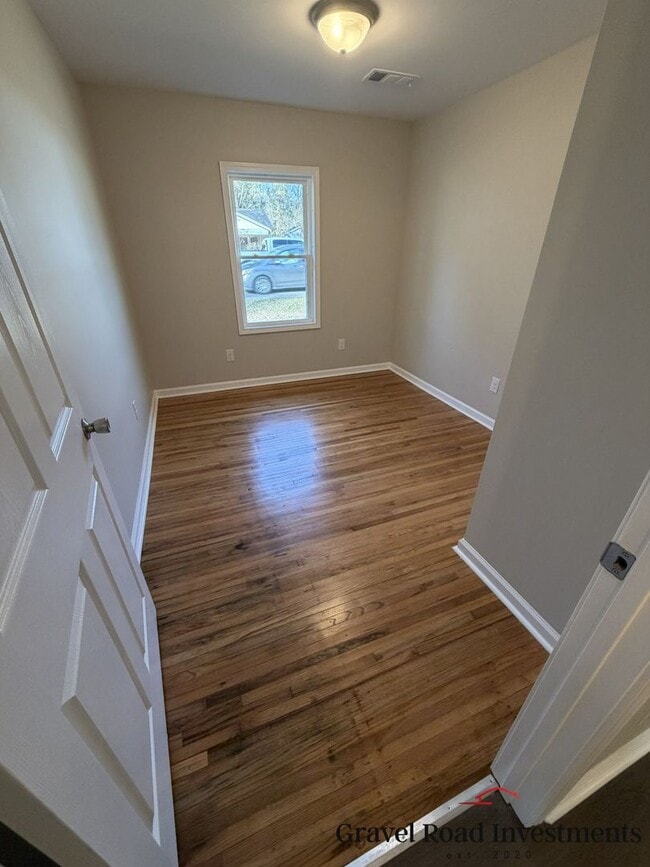 Building Photo - Cozy 3 Bedroom