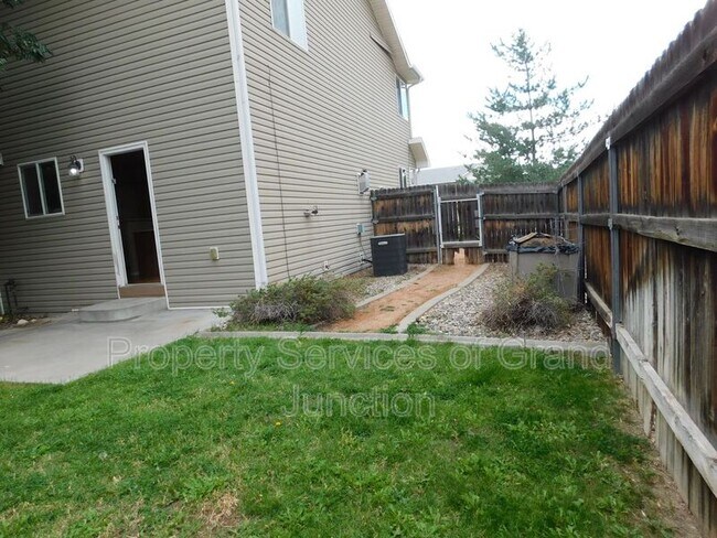 Building Photo - 3136 Shamrock Dr