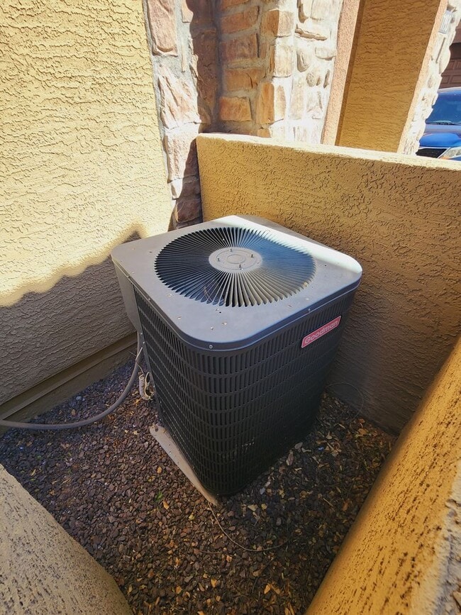 Building Photo - Lovely Parkside Townhome!